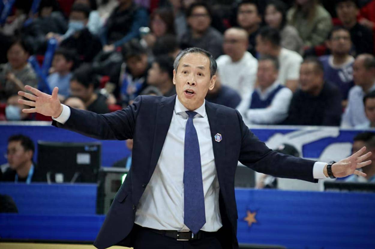 纳达尔在老鹰比赛中出色防守，险胜引发热议！全场沸腾不已-KAIYUN SPORTS